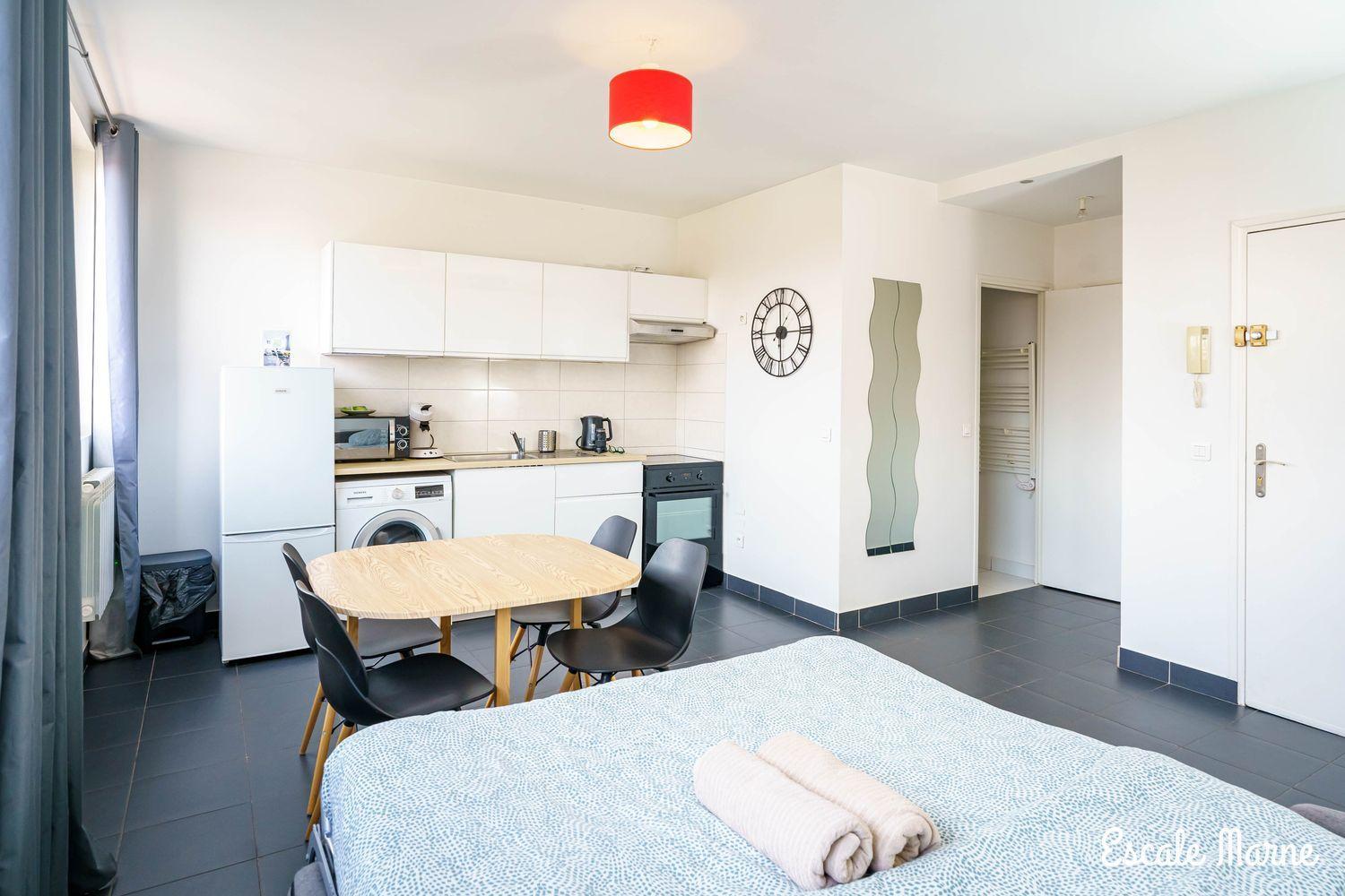 Escale-Marne Fr - 202 - Free Parking - Free Luggage Storage - All Equipped - Linen Included - Washing Machine - 10Mn Walk Metro 8 - Rer A - Panoramic View - From 1 To 14 Guests ميزو الفورْ الغرفة الصورة