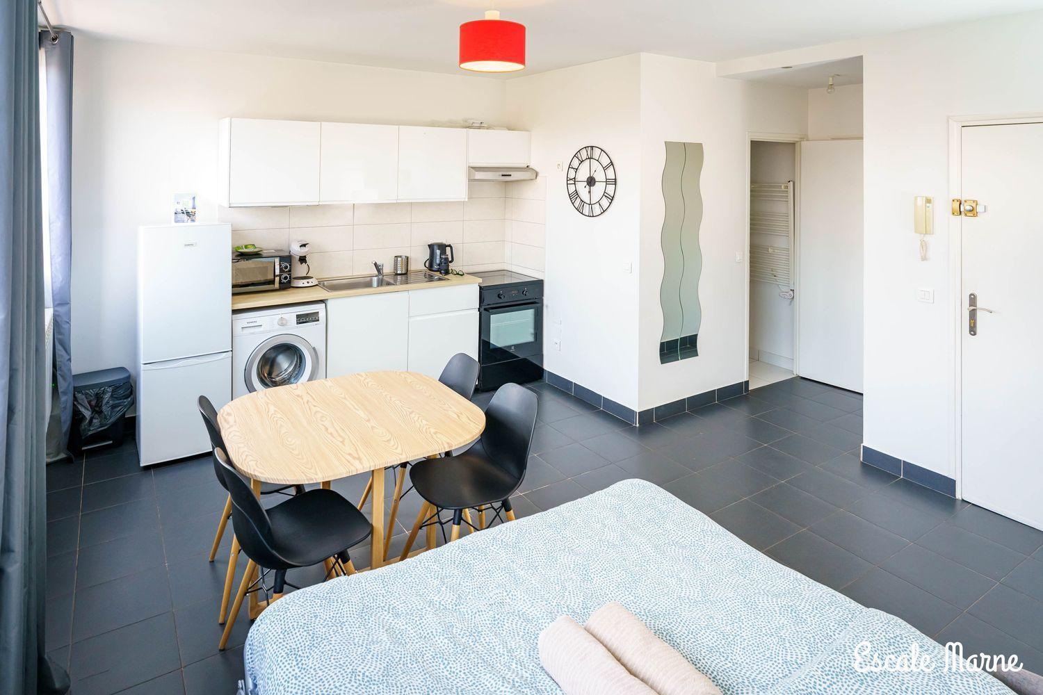 Escale-Marne Fr - 202 - Free Parking - Free Luggage Storage - All Equipped - Linen Included - Washing Machine - 10Mn Walk Metro 8 - Rer A - Panoramic View - From 1 To 14 Guests ميزو الفورْ الغرفة الصورة